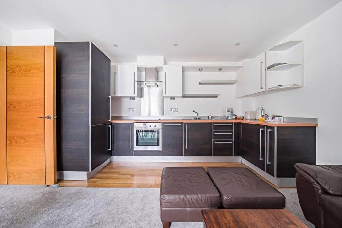 2 Bedroom Flat To Rent In Walnut Tree Close, Guildford, GU1