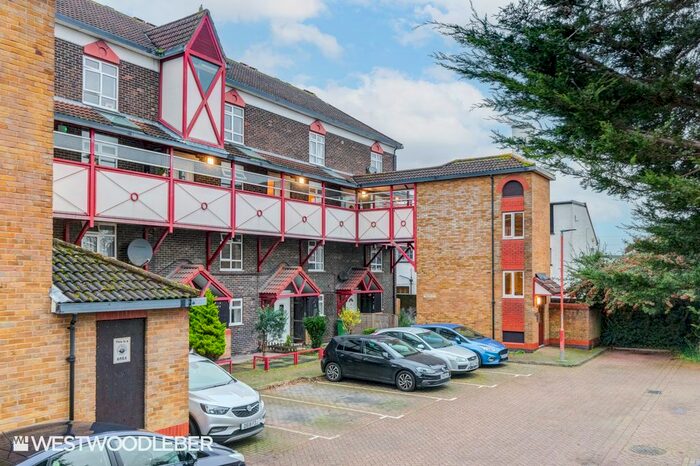 2 Bedroom Flat To Rent In Kennedy Close, Cheshunt, Waltham Cross, EN8