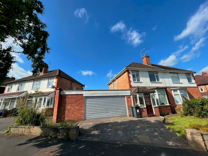 3 Bedroom Semi-Detached House To Rent In Kedleston Road, Hall Green, B28