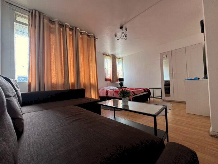 3 Bedroom Flat To Rent In Fenwick Place, London, SW9