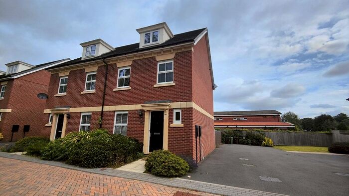 4 Bedroom Detached House To Rent In Hepworth Gardens, Wakefield, West Yorkshire, Uk, WF1