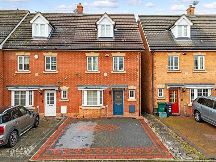 4 Bedroom Semi-Detached House To Rent In Genas Close, Ilford, Greater London, IG6