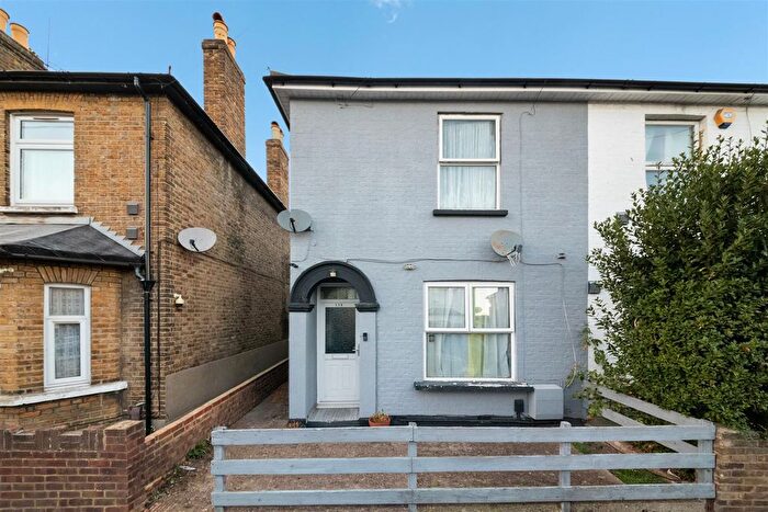 3 Bedroom End Terrace House For Sale In Grove Road, Hounslow, TW3