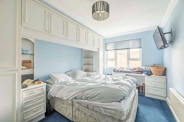 1 Bedroom Flat For Sale In New Road, Datchet, SL3