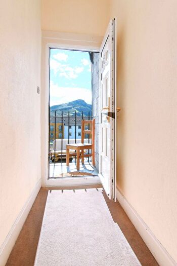 3 Bedroom Flat To Rent In Brand Place, Edinburgh, EH8