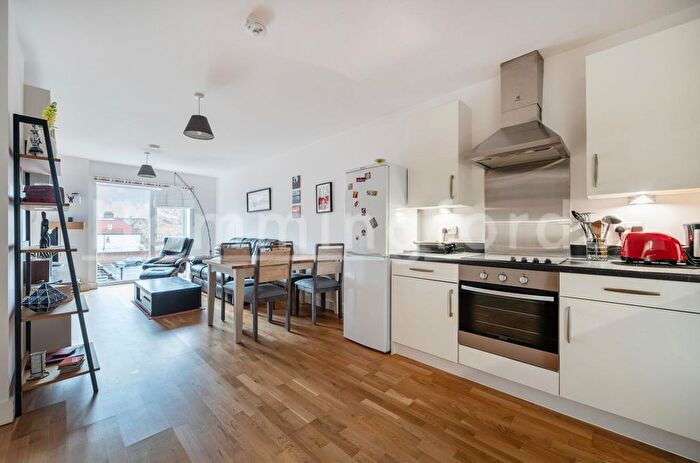 2 Bedroom Flat For Sale In Holloway Road, London, N7