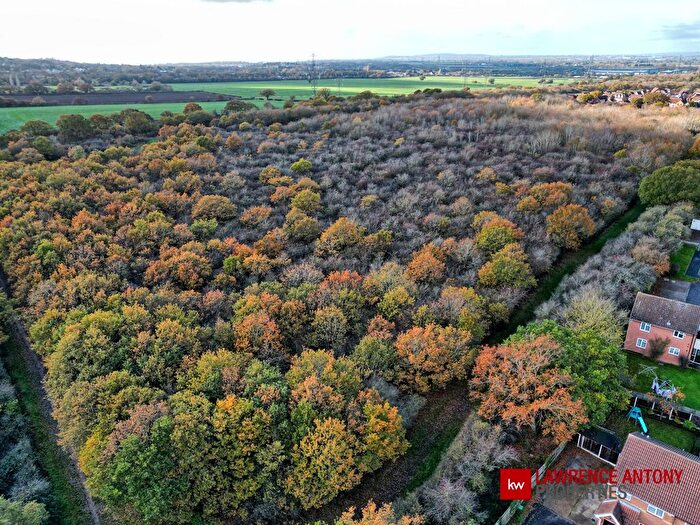 3 Bedroom Semi-Detached House For Sale In Kestrel Grove, Rayleigh, SS6