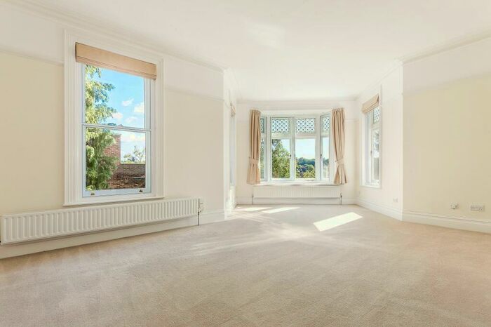 2 Bedroom Apartment To Rent In Park Hill Road, Shortlands, Bromley, Kent, BR2