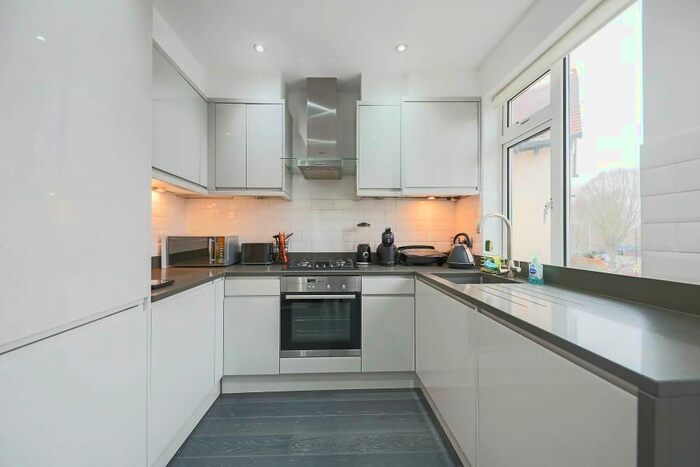 3 Bedroom Flat To Rent In Chandos Avenue, London W5