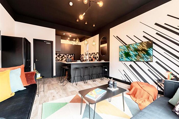 6 Bedroom Semi-Detached House To Rent In Headingley Avenue, Headingley, Leeds, LS6