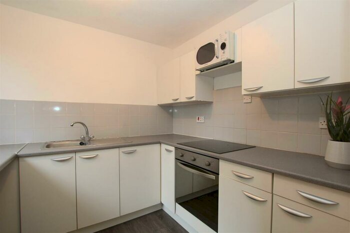 2 Bedroom Flat To Rent In Robinson Avenue, Goffs Oak, EN7