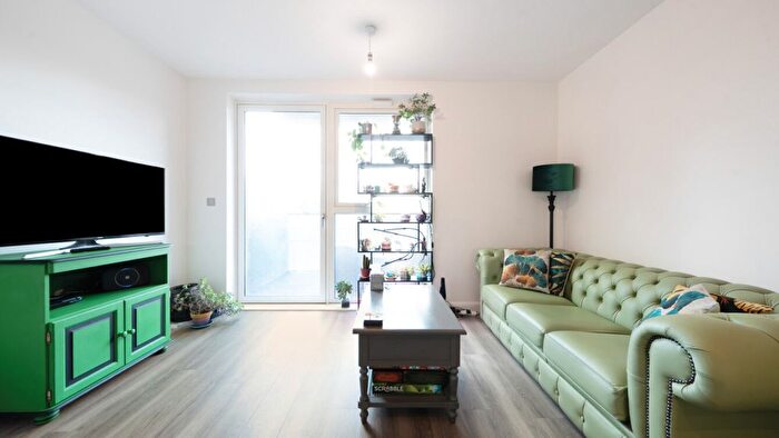 1 Bedroom Flat For Sale In Cranton Avenue, Hayes, UB3