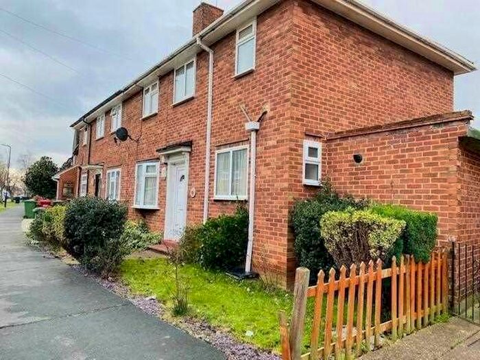 3 Bedroom Semi-Detached House To Rent In Stoke Poges Lane, Slough SL1