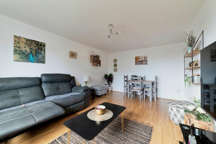 2 Bedroom Flat To Rent In Athlone Court, Stocksfield Road, London, E17