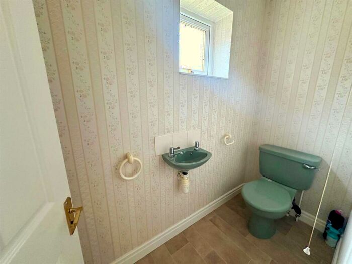 2 Bedroom Detached Bungalow For Sale In Greenacres Drive, Keighley, BD20