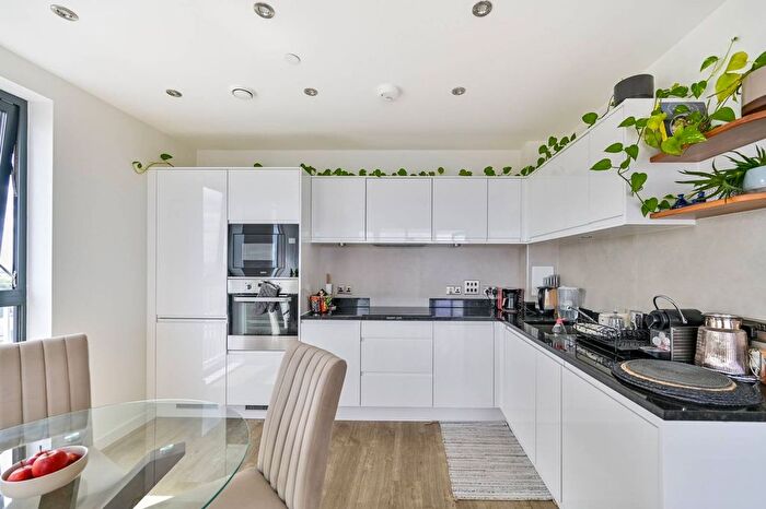 2 Bedroom Flat To Rent In Lakeside Drive, Park Royal, London, NW10