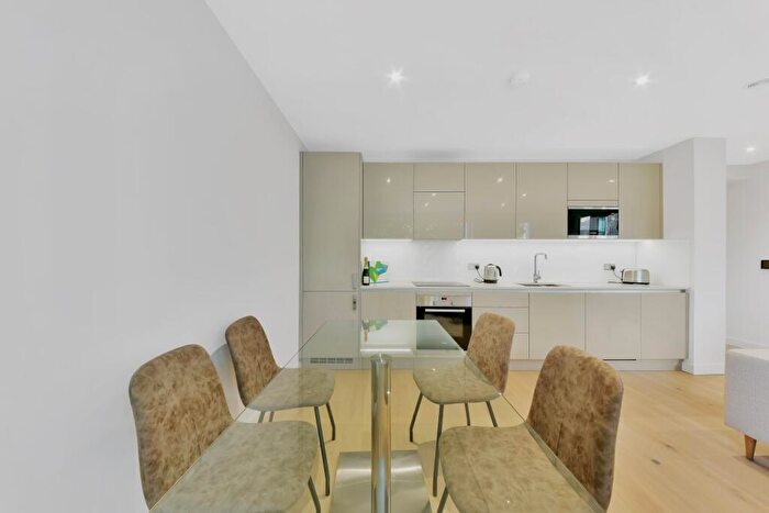 1 Bedroom Flat To Rent In Walworth Square, Elephant & Castle, London, SE17