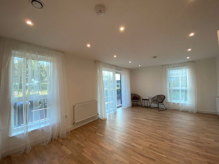 2 Bedroom Flat To Rent In Cedrus Avenue, London, UB1