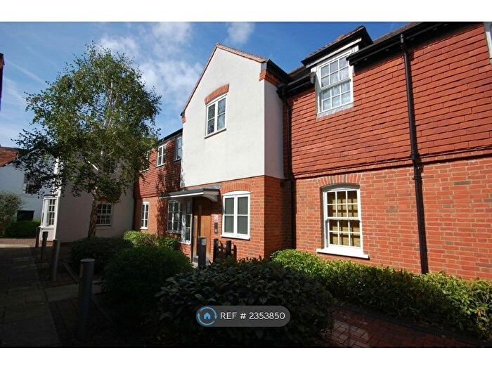 2 Bedroom Flat To Rent In Carlton Yard, Farnham, GU9
