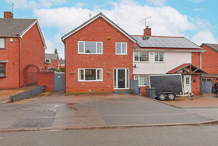 3 Bedroom Semi Detached House For Sale In Pennine Way, Brockwell, Chesterfield, S40