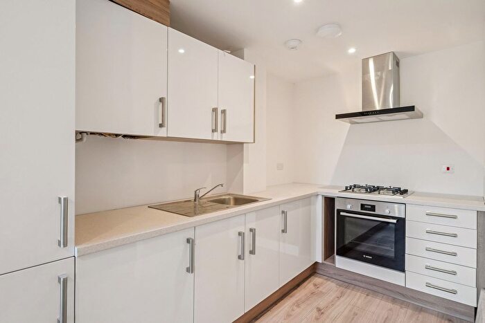 1 Bedroom Flat To Rent In Potters Grove, New Malden, KT3