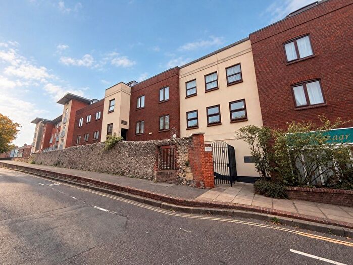 2 Bedroom Flat To Rent In East Walls, Chichester, PO19