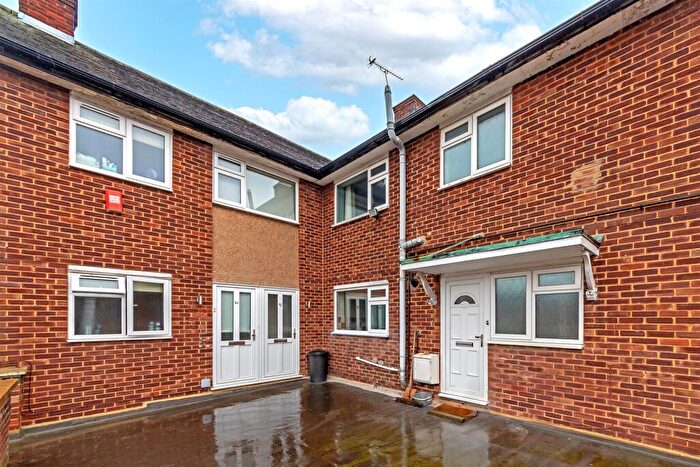 2 Bedroom Maisonette For Sale In The Quadrant, St. Albans, AL4