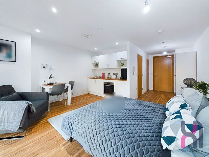 1 Bedroom Flat To Rent In Michigan Point Tower A, Michigan Avenue, M50