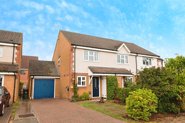 2 Bedroom End Of Terrace House For Sale In Rawdon Way, Faringdon, SN7