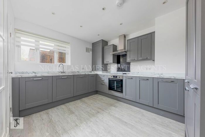 3 Bedroom Flat To Rent In The Poplars, London, N14