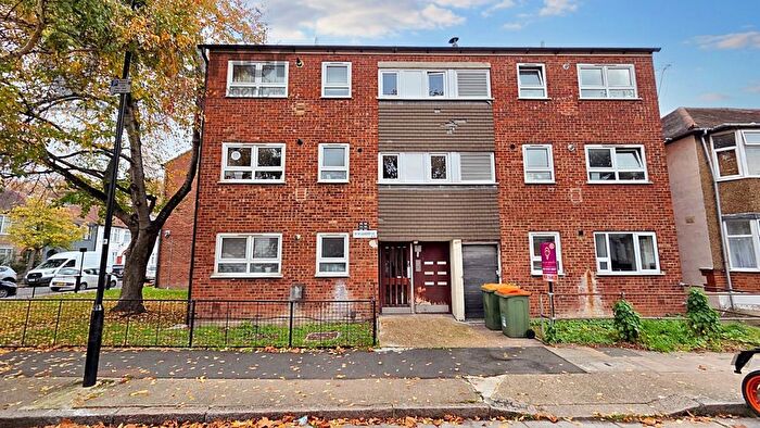 2 Bedroom Flat For Sale In Landseer Avenue, Manor Park, E12