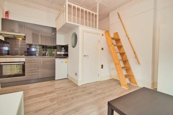 Flat To Rent In Kenton Road, Harrow, HA1