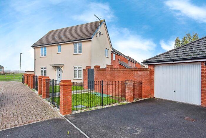 3 Bedroom Semi-Detached House For Sale In Blackbourne Chase, Littlehampton, BN17