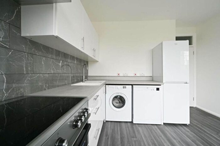 3 Bedroom Flat To Rent In Caldwell Street, London, SW9