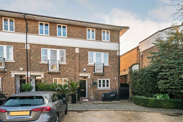 4 Bedroom Flat To Rent In Hurlingham Square, Fulham, London, SW6