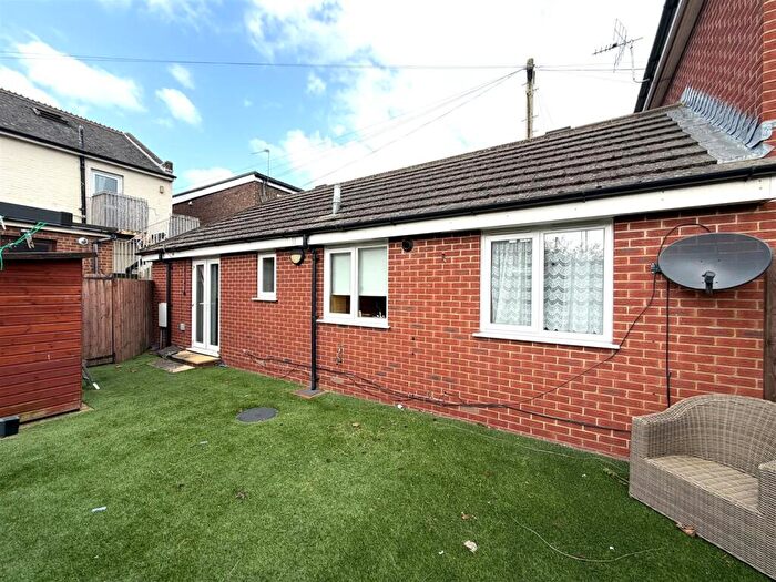 1 Bedroom Semi-Detached Bungalow For Sale In York Avenue, East Cowes, PO32
