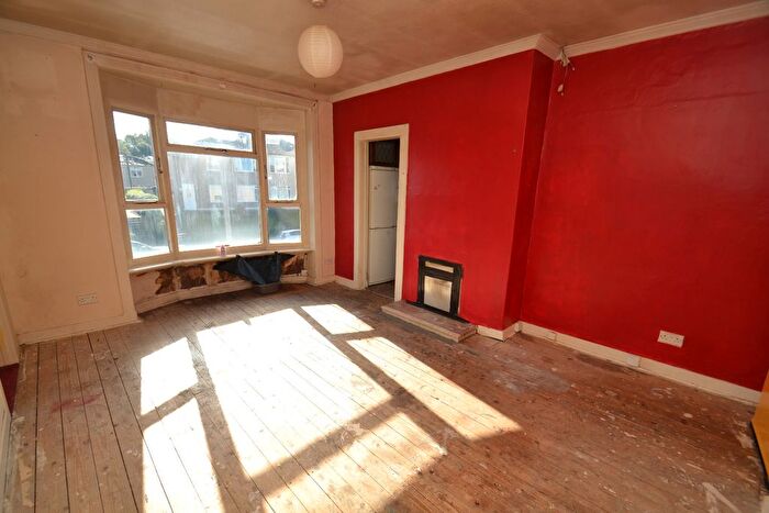 3 Bedroom Flat For Sale In Aikenhead Road, Kings Park, Glasgow, G44