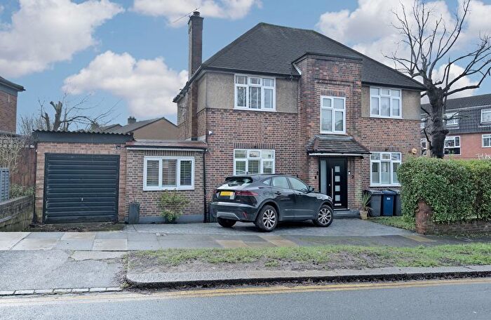 2 Bedroom Maisonette For Sale In The Croft, Barnet, EN5