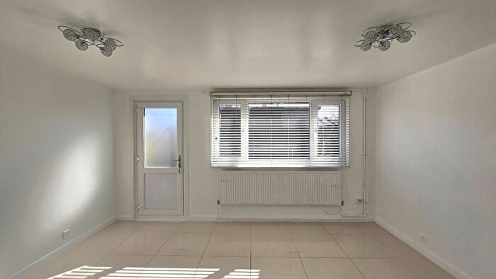3 Bedroom Maisonette To Rent In Govier Close, London, E15