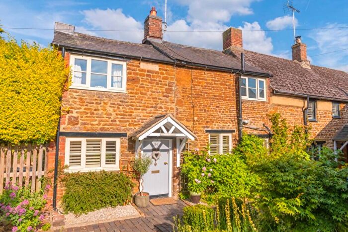 3 Bedroom Semi-Detached House To Rent In Hinton Road, NN11