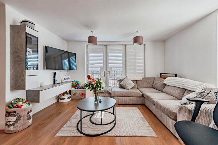 1 Bedroom Apartment For Sale In Nailsworth Crescent, Merstham, Redhill, RH1