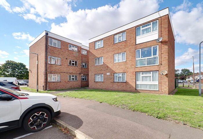 2 Bedroom Flat For Sale In Ongar Way, Rainham, RM13