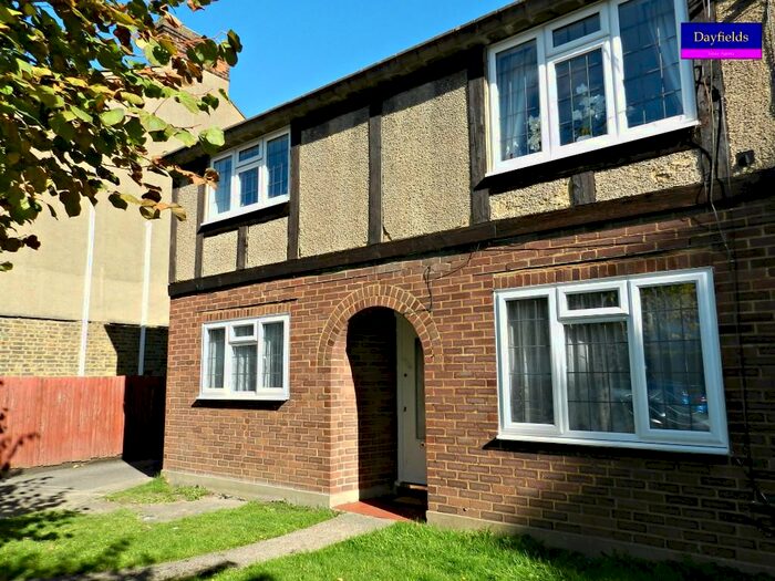 2 Bedroom Flat To Rent In Fyfield Road, London, EN1