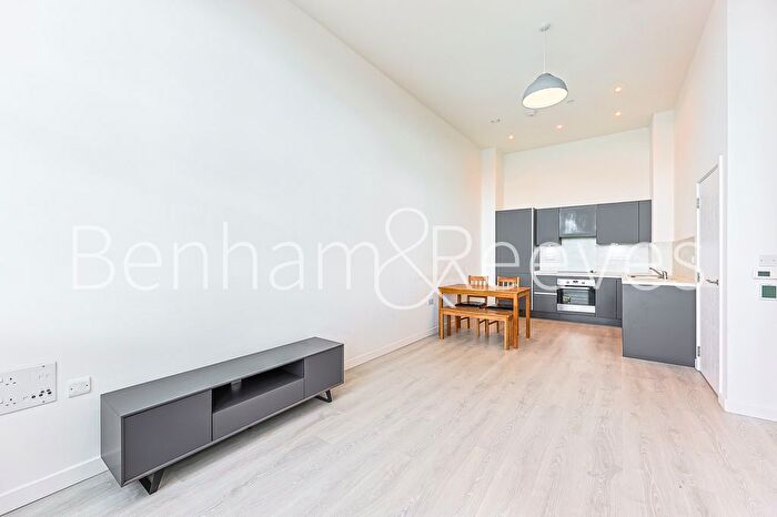 2 Bedroom Flat To Rent In Carnation Gardens, Hayes, UB3