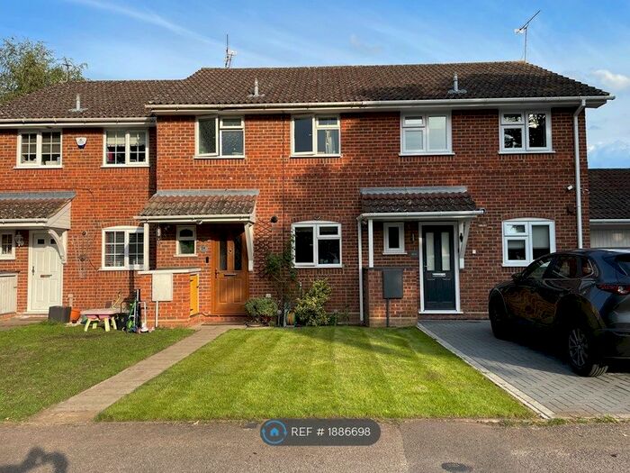 3 Bedroom Terraced House To Rent In Comfrey Close, Farnborough, GU14