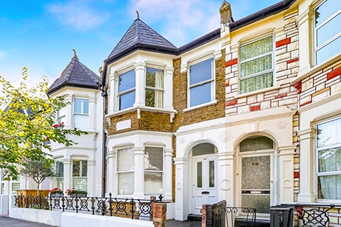 3 Bedroom Flat For Sale In Prince George Road, London, N16