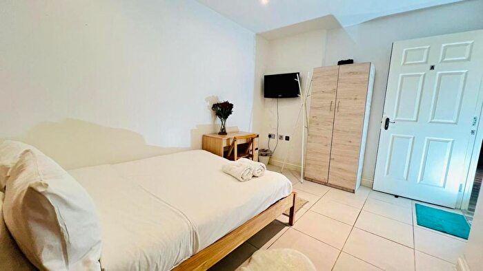 3 Bedroom Flat To Rent In Sutton Street, London, E1
