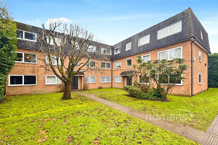 2 Bedroom Flat For Sale In Yorktown Road, Sandhurst, Berkshire, GU47