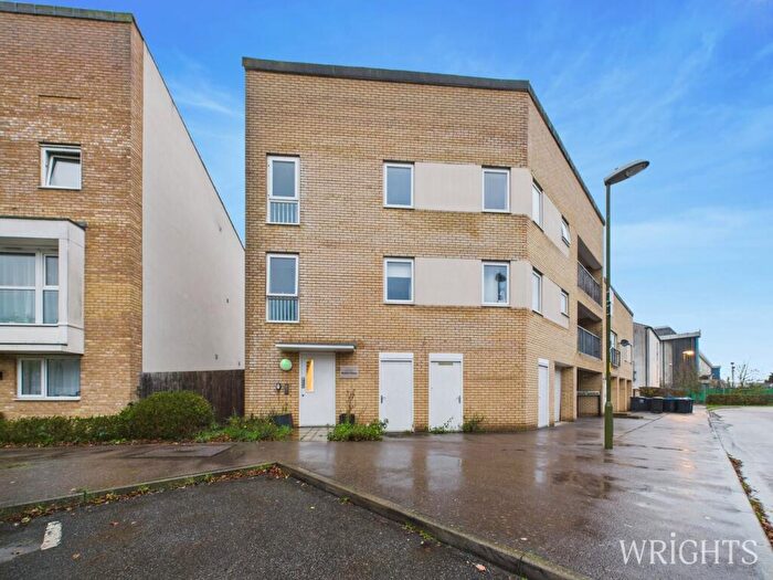 2 Bedroom Flat For Sale In Aviation Avenue, Hatfield, AL10