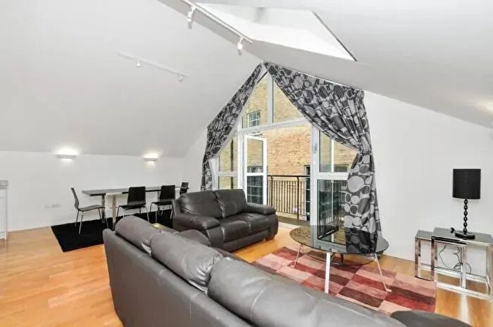 2 Bedroom Mews To Rent In Lever Street, Old Street, EC1V